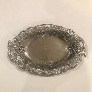 Arthur Court/ Beautiful 13 Inch Heavy Grape Oval Serving Tray